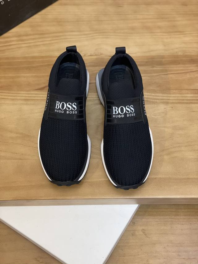 售 价: 商品商标：Boss * Boss* 低帮运动鞋 正码码数: 38-44 可订做45 商品材料：鞋面进口透气飞织，透气内里，原版大底。 编 号：8654